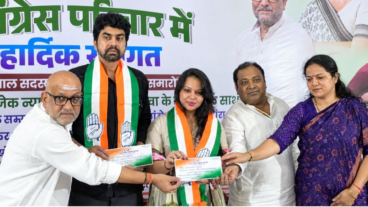 Former IAS officers joins Congress