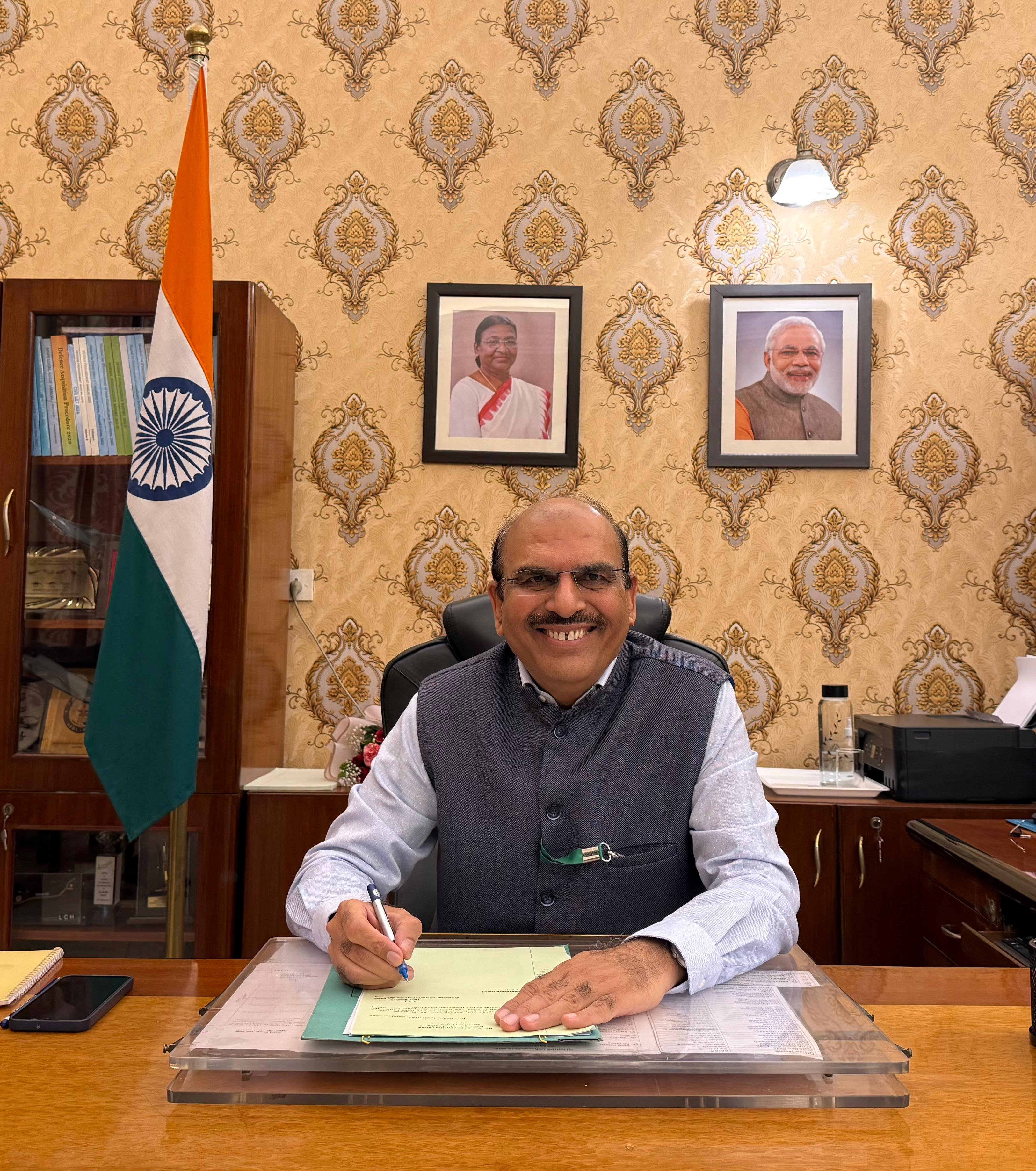 Raj Kumar Arora takes over as Financial Advisor, Defence Services